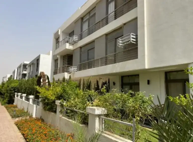 اب تاون كايرو دور ارضي بحديقة 3 غرف نوم